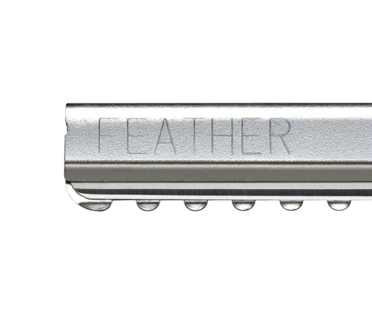 Feather razor blades designed for a precise and smooth shaving experience