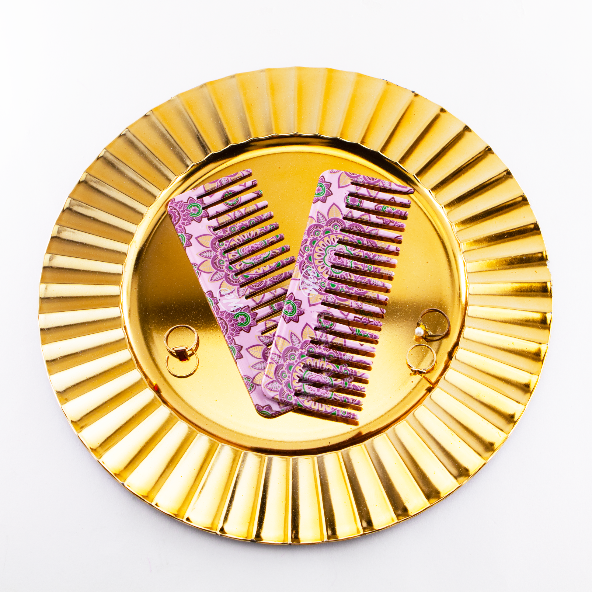 Wet Brush Moroccan Print Detangler Comb Set on a Gold Decorative Plate